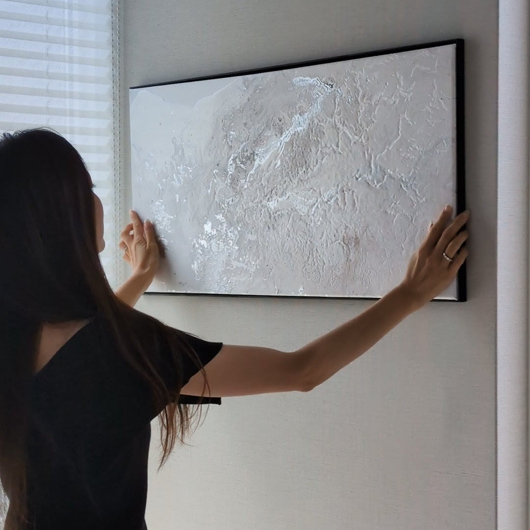 白とシルバーの煌めきが鉱物のような表情を生む横長のフルイドアート 40cm×80cm