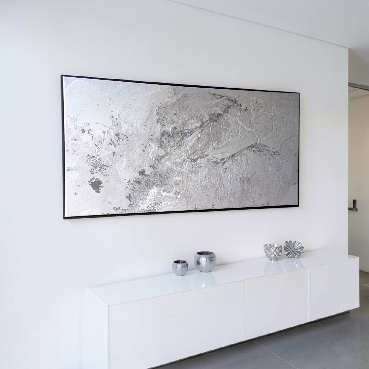 白とシルバーの煌めきが鉱物のような表情を生む横長のフルイドアート 40cm×80cm