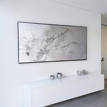 白とシルバーの煌めきが鉱物のような表情を生む横長のフルイドアート 40cm×80cm