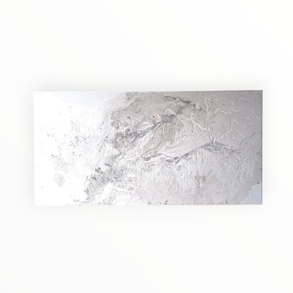 白とシルバーの煌めきが鉱物のような表情を生む横長のフルイドアート 40cm×80cm