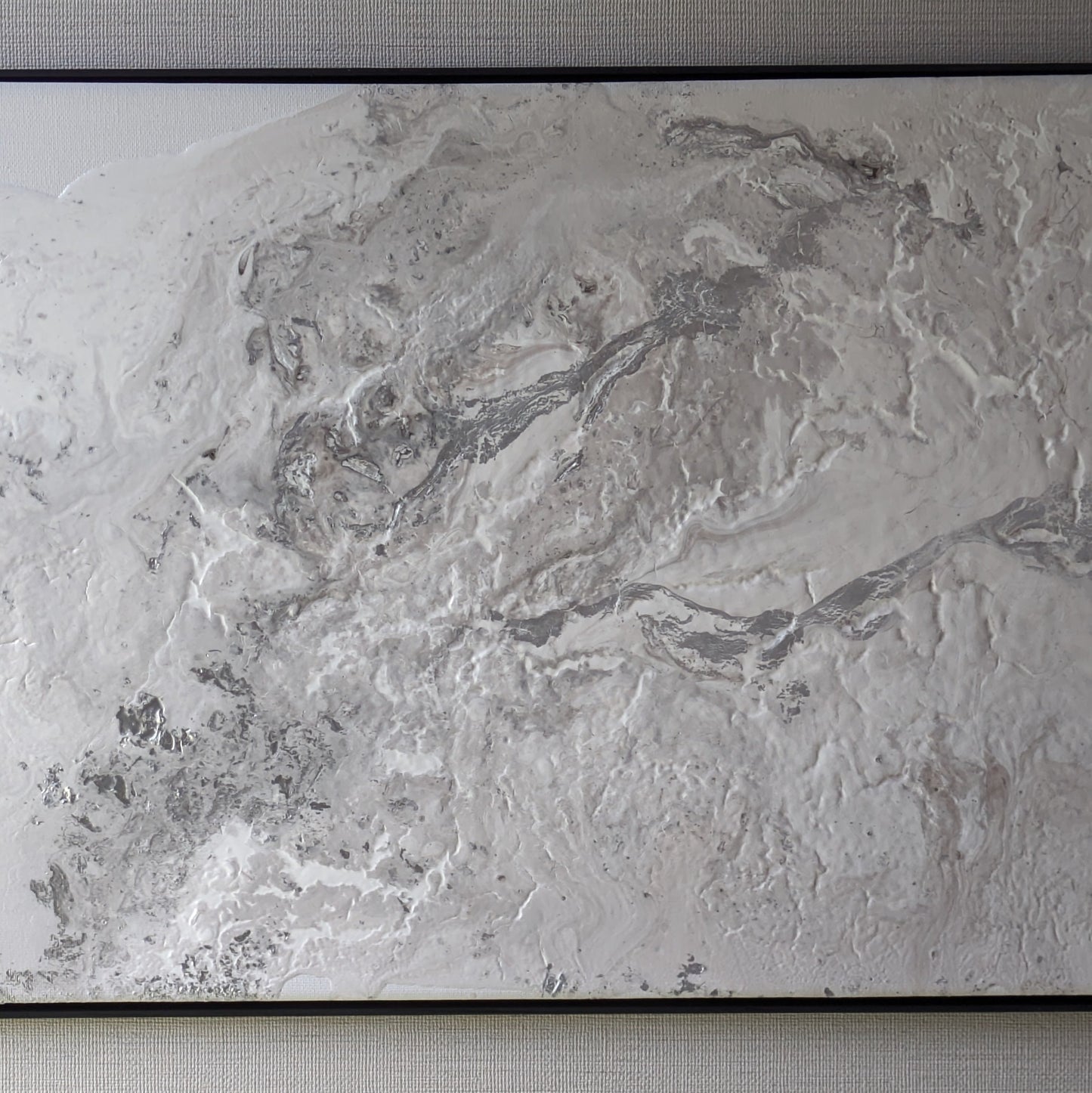 白とシルバーの煌めきが鉱物のような表情を生む横長のフルイドアート 40cm×80cm