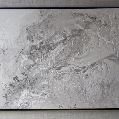 白とシルバーの煌めきが鉱物のような表情を生む横長のフルイドアート 40cm×80cm