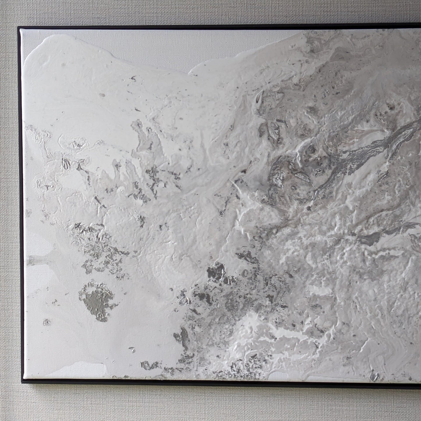 白とシルバーの煌めきが鉱物のような表情を生む横長のフルイドアート 40cm×80cm