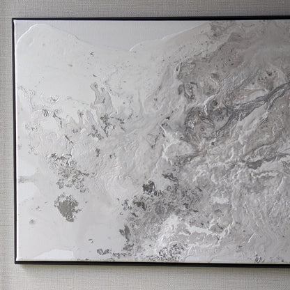 白とシルバーの煌めきが鉱物のような表情を生む横長のフルイドアート 40cm×80cm
