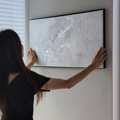 白とシルバーの煌めきが鉱物のような表情を生む横長のフルイドアート 40cm×80cm