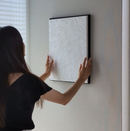 漆喰の素材感をそのまま表現したテクスチャーアート。無機質な美しさが空間を引き締めます。