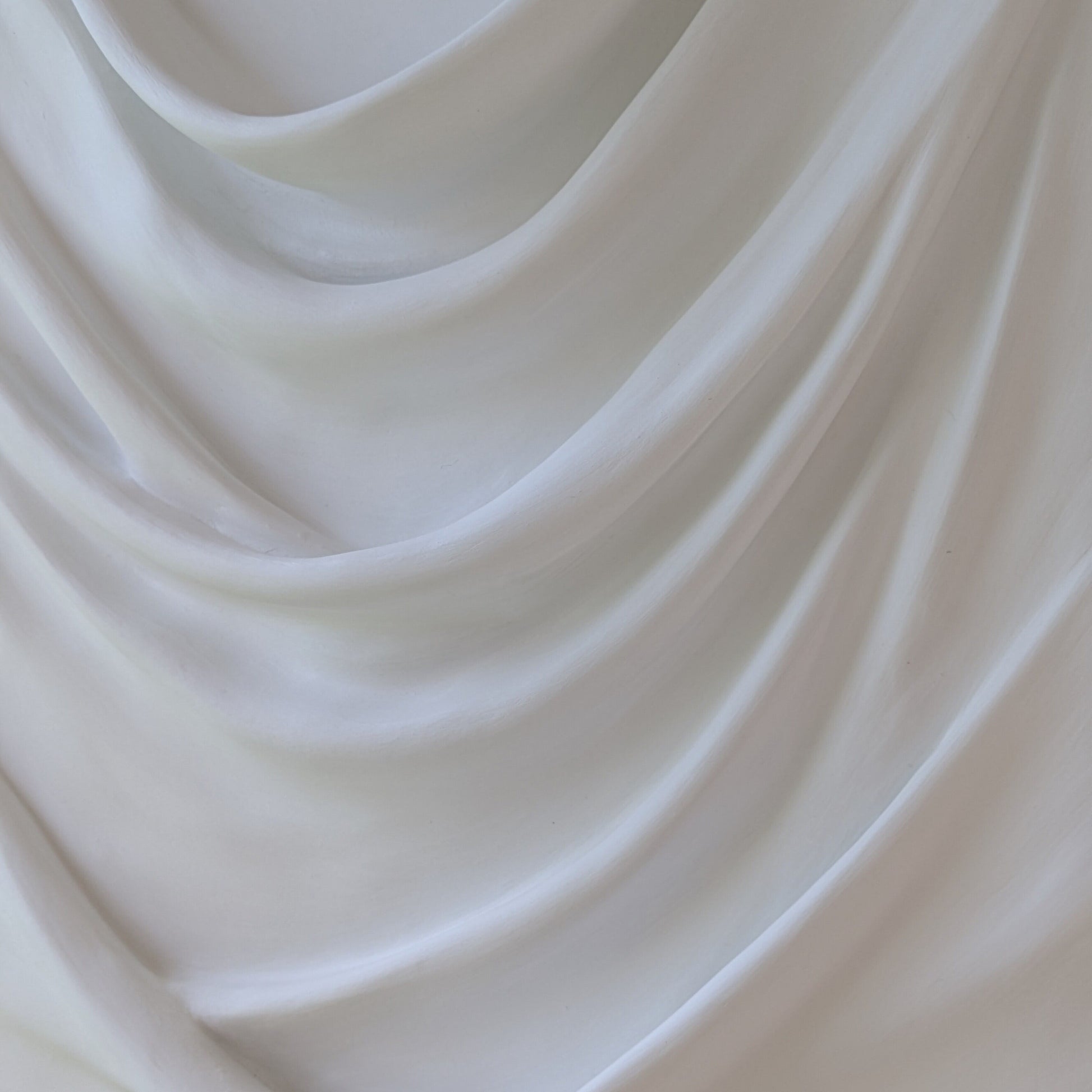 白のドレープが幾重にも重なり、やわらかな陰影を生む一点ものの立体アート